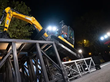 ¡Maniobras extremas! La gran tensión de Pilar Rubio subida a una excavadora ¡Maniobras extremas! La gran tensión de Pilar Rubio subida a una excavadora