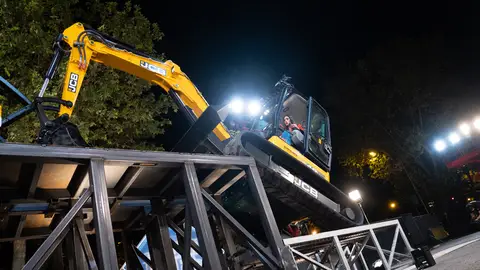 ¡Maniobras extremas! La gran tensión de Pilar Rubio subida a una excavadora ¡Maniobras extremas! La gran tensión de Pilar Rubio subida a una excavadora