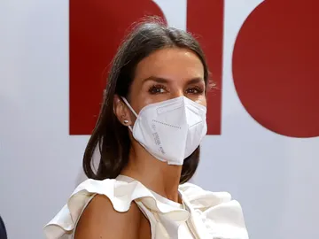 La reina Letizia inaugura Fitur con un mono blanco de volantes La reina Letizia inaugura Fitur con un mono blanco de volantes