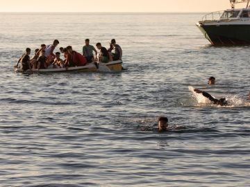 Un grupo de menores marroquíes a su llega a la playa del Tarajal, en Ceuta