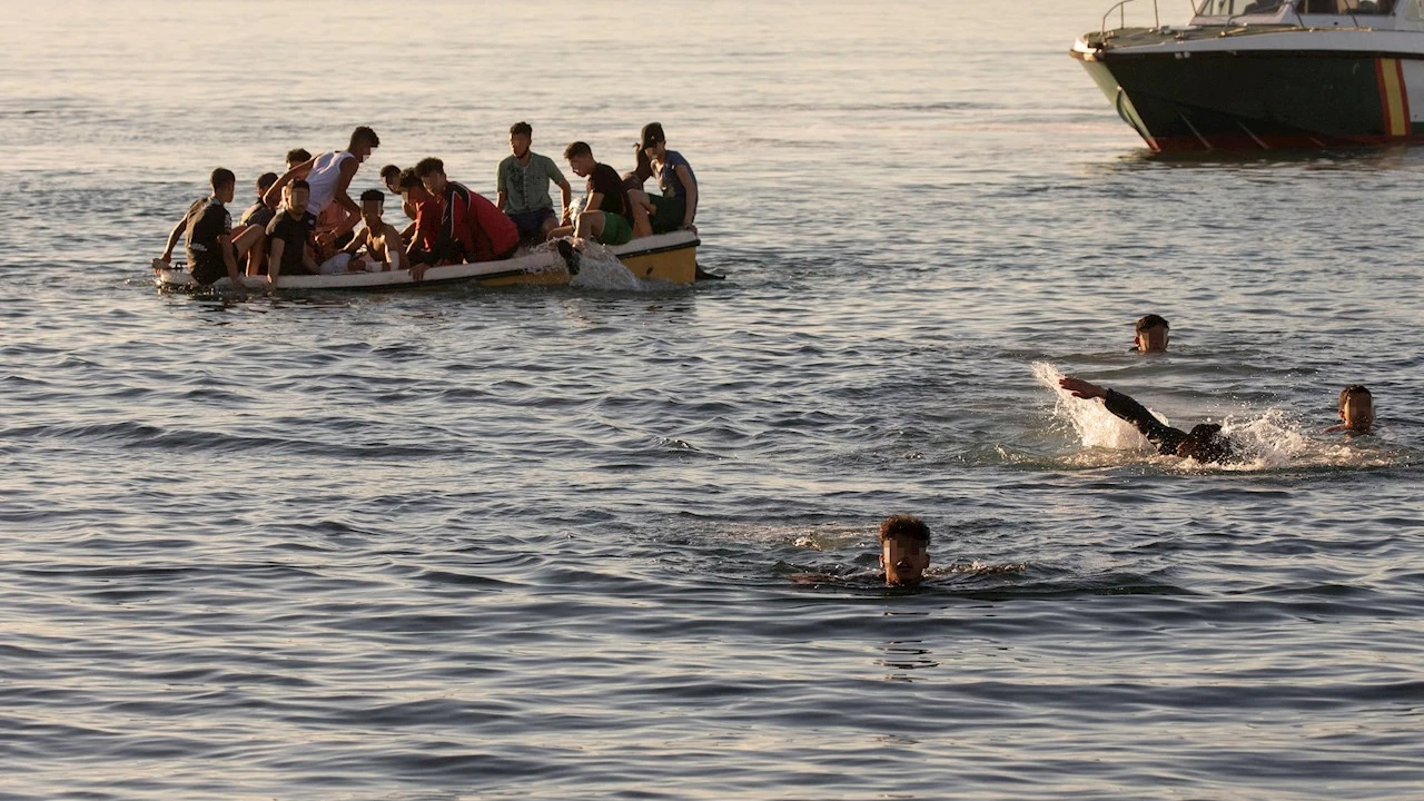 Un grupo de menores marroquíes a su llega a la playa del Tarajal, en Ceuta Un grupo de menores marroquíes a su llega a la playa del Tarajal, en Ceuta