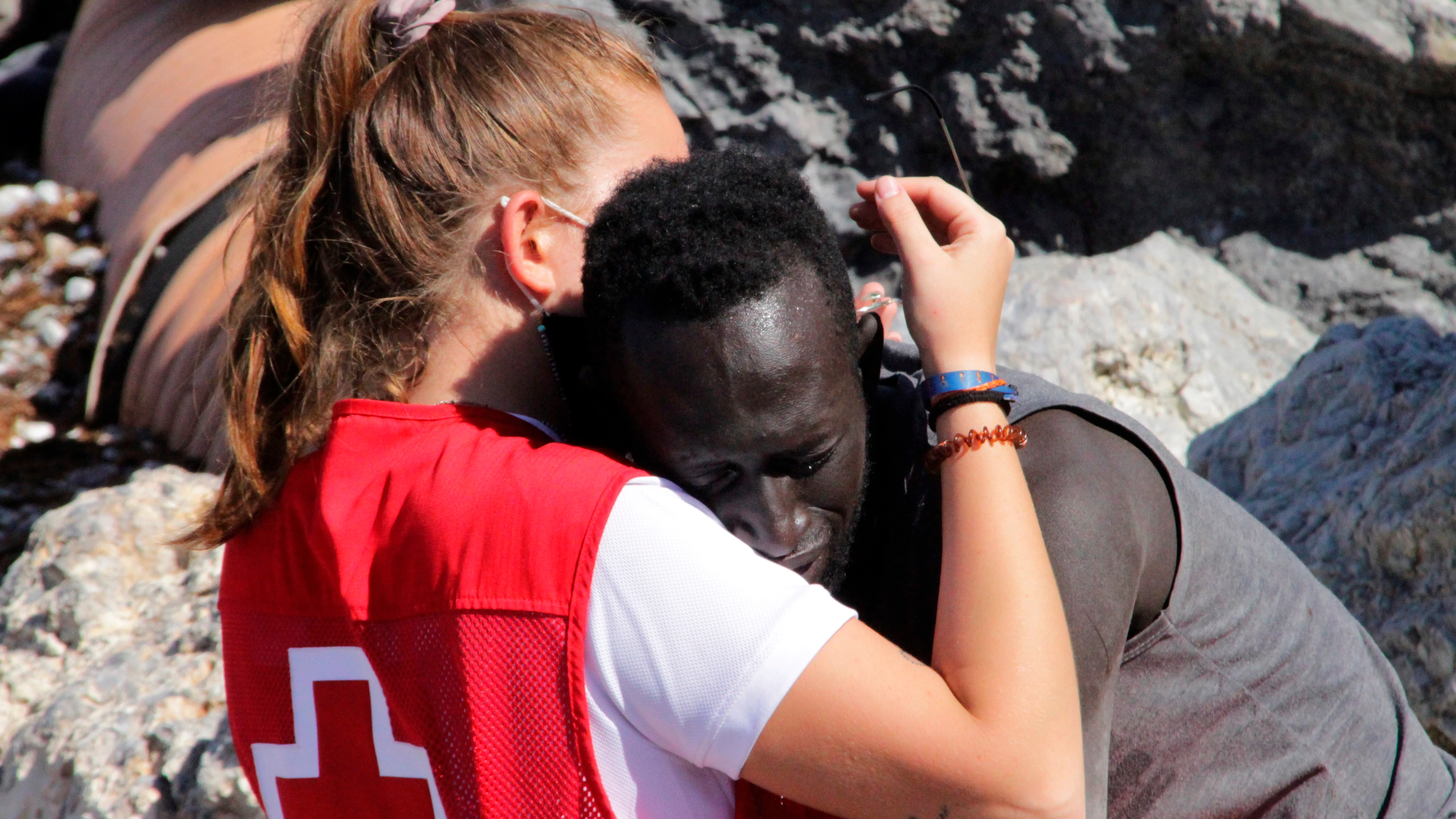 Voluntaria de Cruz Roja consuela a un migrante en Ceuta Voluntaria de Cruz Roja consuela a un migrante en Ceuta