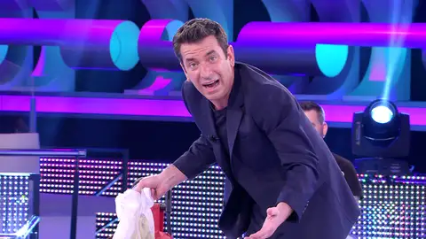 ¡Vaya morro! El motivo por el que Arturo Valls ayuda a Enriqueta en ‘¡Ahora caigo!’ ¡Vaya morro! El motivo por el que Arturo Valls ayuda a Enriqueta en ‘¡Ahora caigo!’