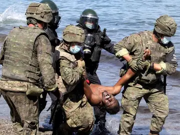 Militares trasladando a uno de los inmigrantes que ha entrado en Ceuta a nado Militares trasladando a uno de los inmigrantes que ha entrado en Ceuta a nado