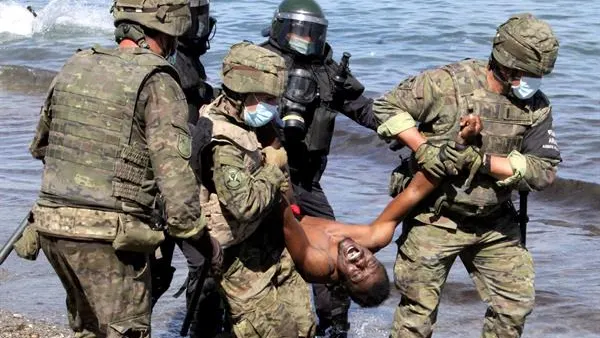 Militares trasladando a uno de los inmigrantes que ha entrado en Ceuta a nado Militares trasladando a uno de los inmigrantes que ha entrado en Ceuta a nado