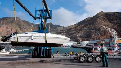 La Guardia Civil se lleva la lancha del padre de las niñas desaparecidas en Tenerife para analizarla