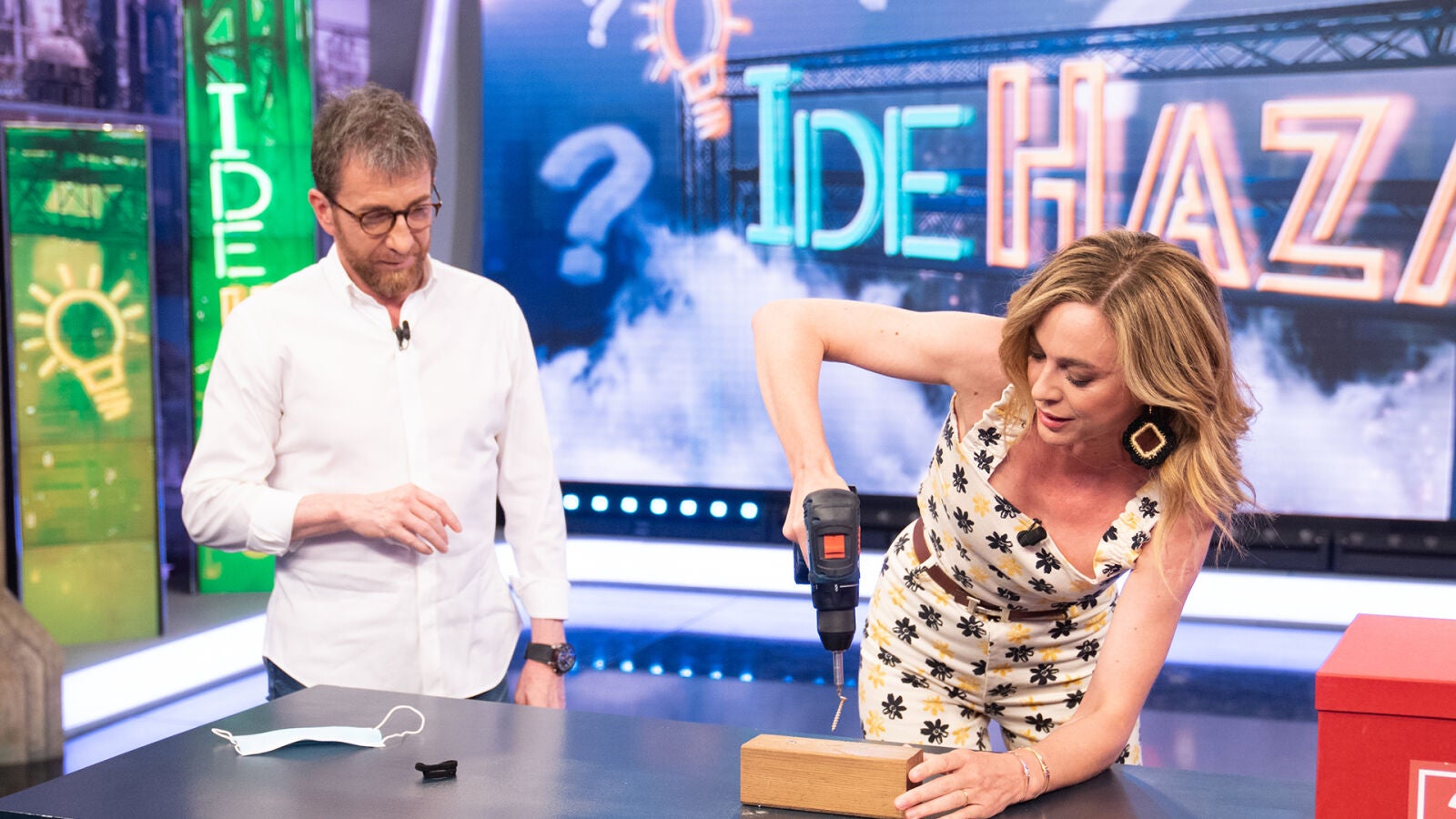 Coletas con mascarillas, funciones ocultas de 'Google'... Marta Hazas no deja de sorprender en 'El Hormiguero 3.0'