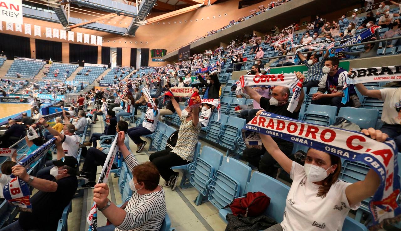 El público regresa a la ACB más de un año después durante el Monbus Obradoiro - UCAM Murcia El público regresa a la ACB más de un año después durante el Monbus Obradoiro - UCAM Murcia