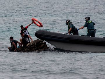 La Guardia Civil rescata a migrantes en Ceuta