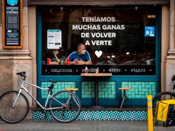 Una pareja de turistas en un bar de Barcelona