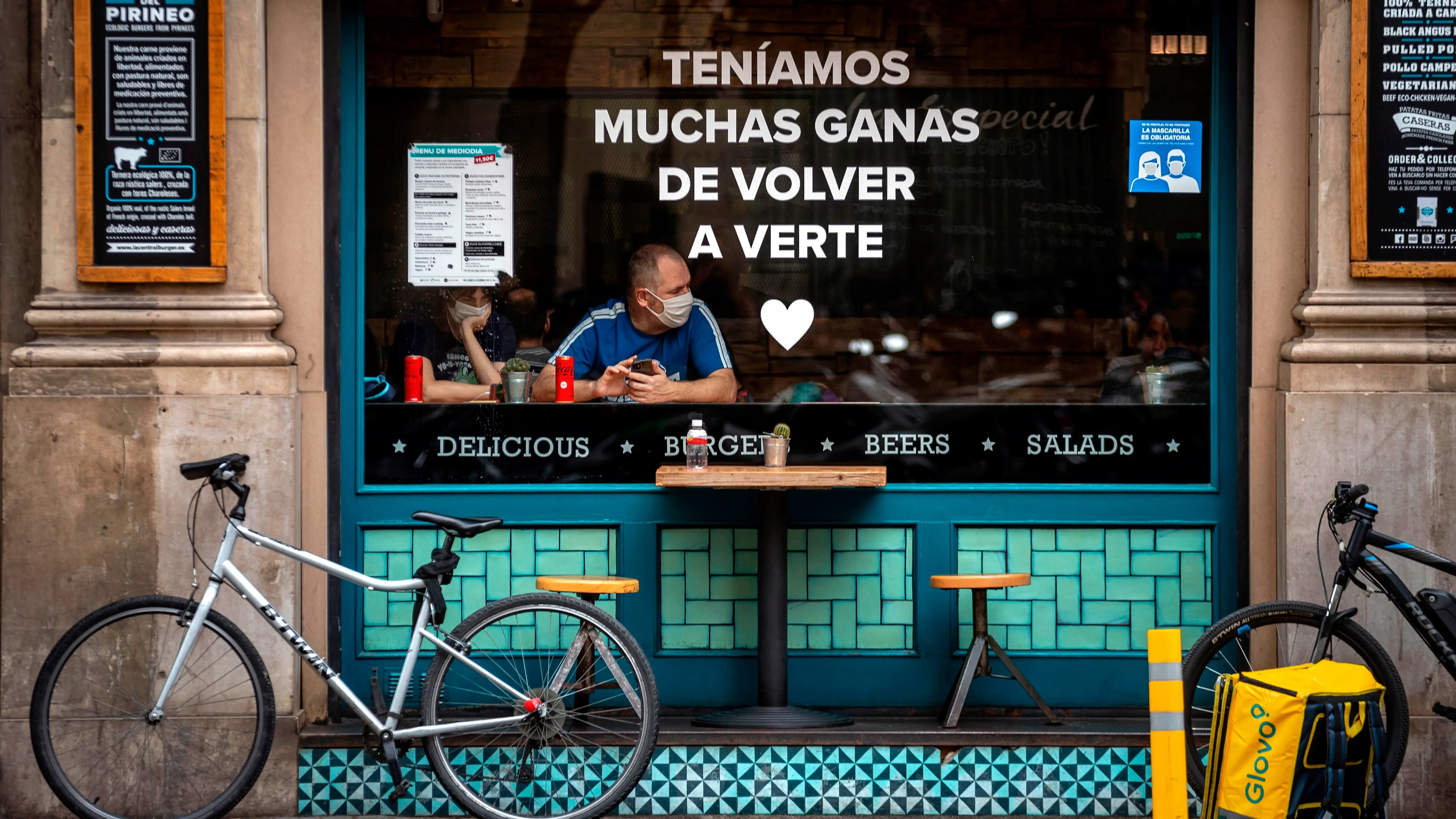 Una pareja de turistas en un bar de Barcelona