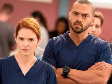 Sarah Drewk y Jesse Williams como April y Jackson en 'Anatomía de Grey' Sarah Drewk y Jesse Williams como April y Jackson en 'Anatomía de Grey'