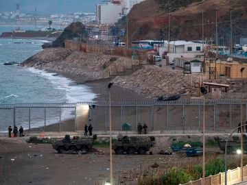 La Guardia Civil localiza el cuerpo sin vida de una persona flotando en la playa del Tarajal, Ceuta