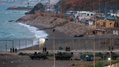 La Guardia Civil localiza el cuerpo sin vida de una persona flotando en la playa del Tarajal, Ceuta La Guardia Civil localiza el cuerpo sin vida de una persona flotando en la playa del Tarajal, Ceuta