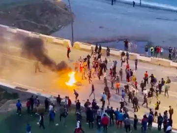 Queman la moto de un policía Queman la moto de un policía