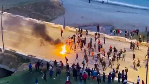 Queman la moto de un policía Queman la moto de un policía