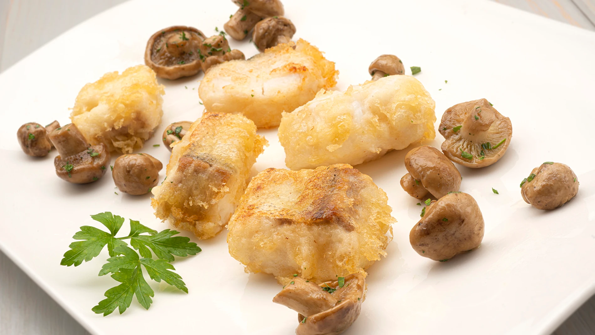 Receta de merluza en tempura con setas, de Arguiñano: "En 1 minuto está hecha"