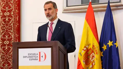 El rey Felipe durante su intervención en la entrega de los Despachos de secretario de Embajada a la LXXII promoción de la Carrera Diplomática El rey Felipe durante su intervención en la entrega de los Despachos de secretario de Embajada a la LXXII promoción de la Carrera Diplomática