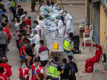 Decenas de menores migrantes realizándose la PCR en Ceuta