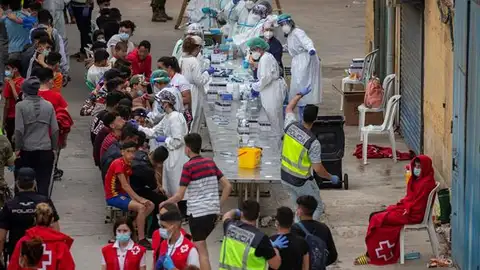 Decenas de menores migrantes realizándose la PCR en Ceuta Decenas de menores migrantes realizándose la PCR en Ceuta