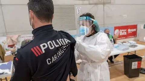 Los menores de 60 años vacunados en primera dosis con AstraZeneca podrán elegir qué vacuna ponerse Los menores de 60 años vacunados en primera dosis con AstraZeneca podrán elegir qué vacuna ponerse