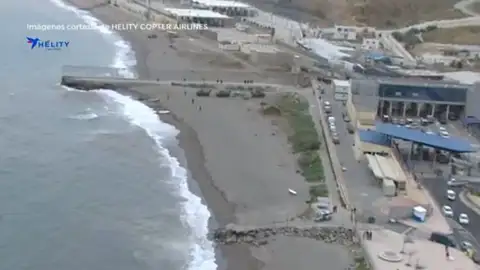 Playa de El Tarajal en Ceuta, frontera con Marruecos Playa de El Tarajal en Ceuta, frontera con Marruecos