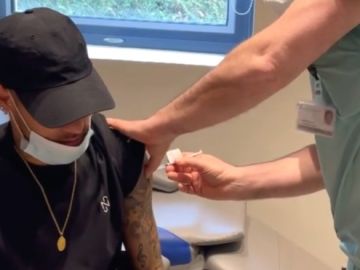 Neymar recibe la vacuna contra el coronavirus