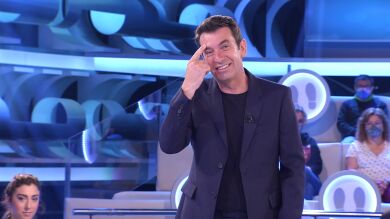 ‘Ciérrame el agujerito’, la hilarante canción de Lolo dedicada a Arturo Valls en ‘¡Ahora caigo!’ 