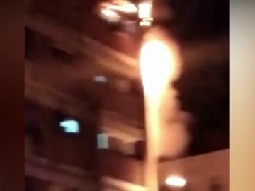 Un impresionante incendio vertical en el Besós obliga a desalojar a los vecinos en plena noche