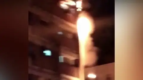 Un impresionante incendio vertical en el Besós obliga a desalojar a los vecinos en plena noche Un impresionante incendio vertical en el Besós obliga a desalojar a los vecinos en plena noche