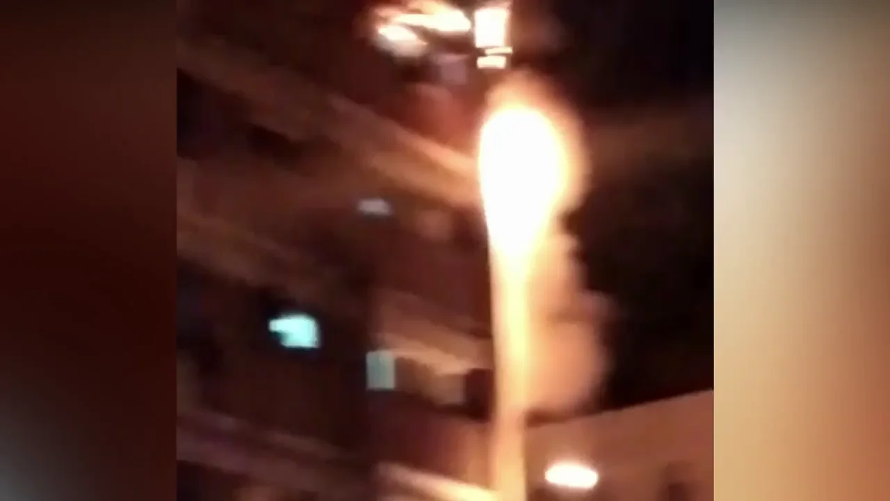 Un impresionante incendio vertical en el Bes&oacute;s obliga a desalojar a los vecinos en plena noche