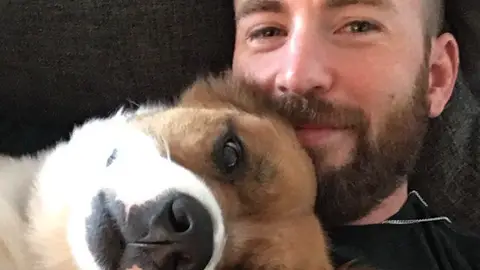 Chris Evans y su perro Dodger Chris Evans y su perro Dodger