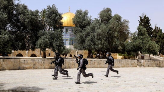 Agentes de la polic&iacute;a de Israel corren ante la explanada de la mezquita de Al-Aqsa.