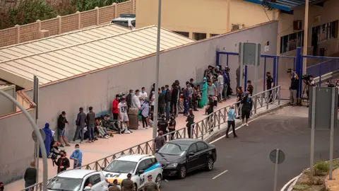 Varios migrantes esperan para pasar la frontera entre Ceuta y Marruecos Varios migrantes esperan para pasar la frontera entre Ceuta y Marruecos