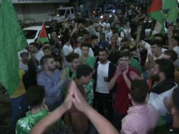 Miles de ciudadanos se echan a las calles a celebrar el alto al fuego entre Israel y Gaza