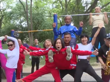 Un grupo de ancianos chinos haciendo ejercicio Un grupo de ancianos chinos haciendo ejercicio