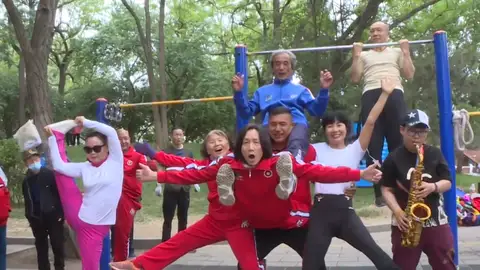 Un grupo de ancianos chinos haciendo ejercicio Un grupo de ancianos chinos haciendo ejercicio