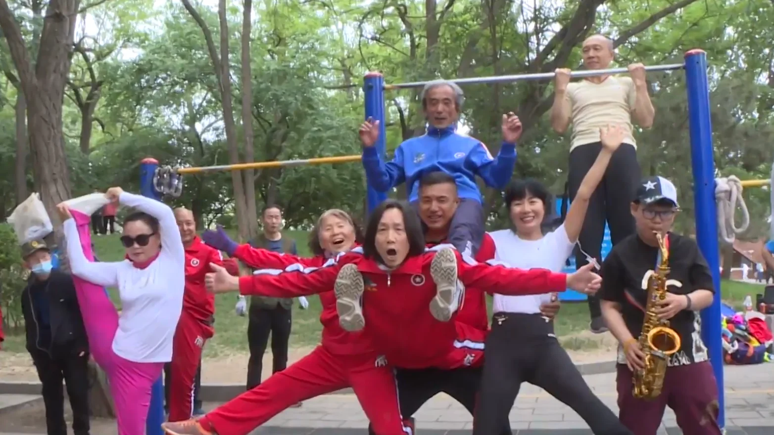 Un grupo de ancianos chinos haciendo ejercicio