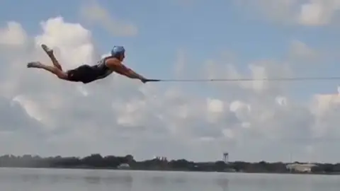 Esquí acutático con pis desnudos Esquí acutático con pis desnudos