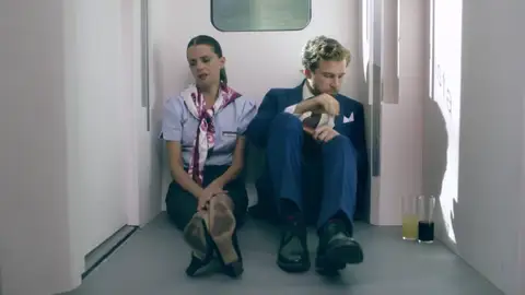 Avance de 'Sí, quiero (corredor): Una novia valenciana, un novio catalán y una boda en un tren Avance de 'Sí, quiero (corredor): Una novia valenciana, un novio catalán y una boda en un tren