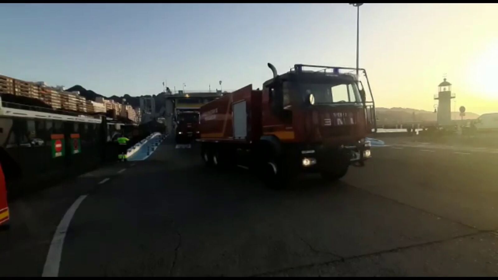 El incendio forestal en Arico, cerca del Teide, sube a nivel 2 y la UME se suma a las tareas de extinción 