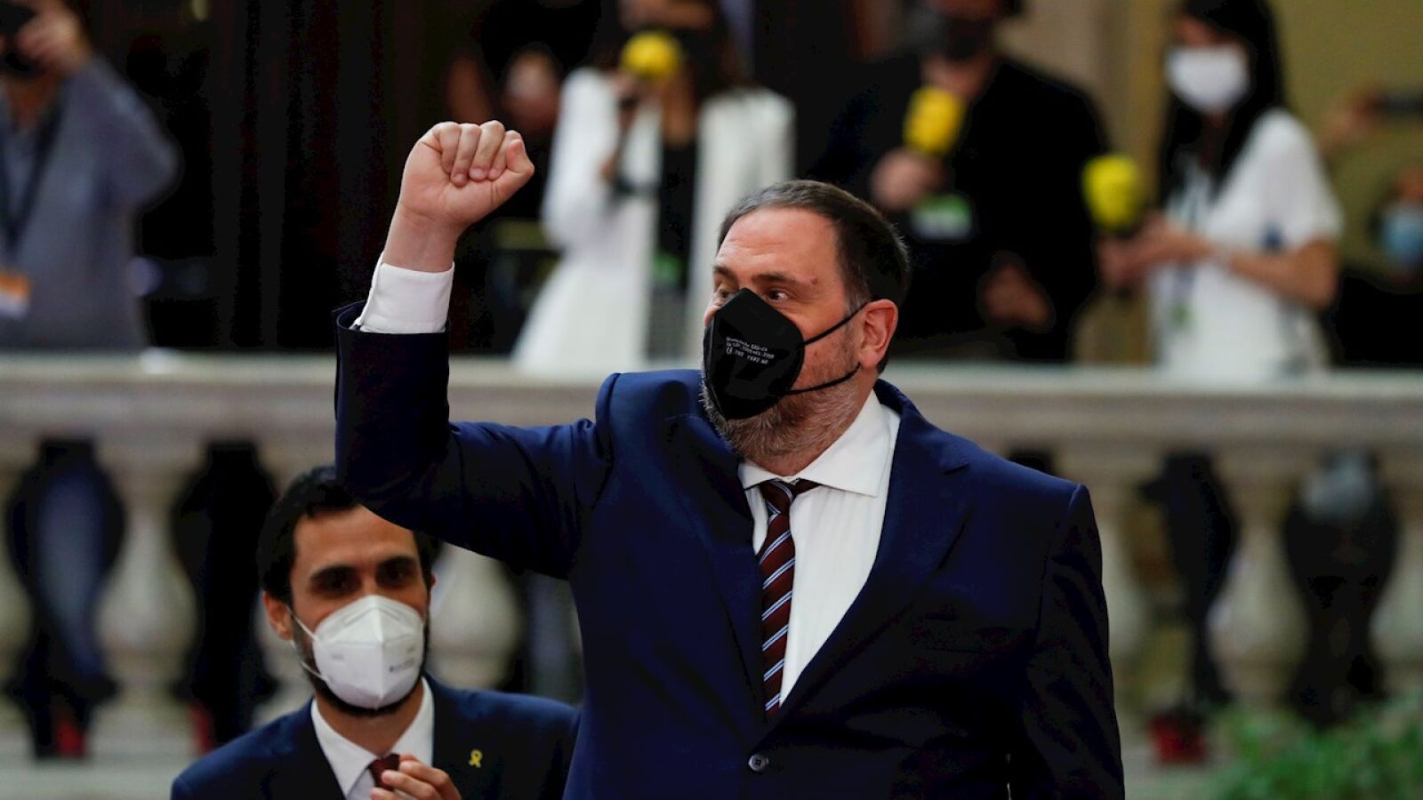 El Parlament recibe con aplausos a Junqueras, que regresa para arropar a Aragonès en su investidura