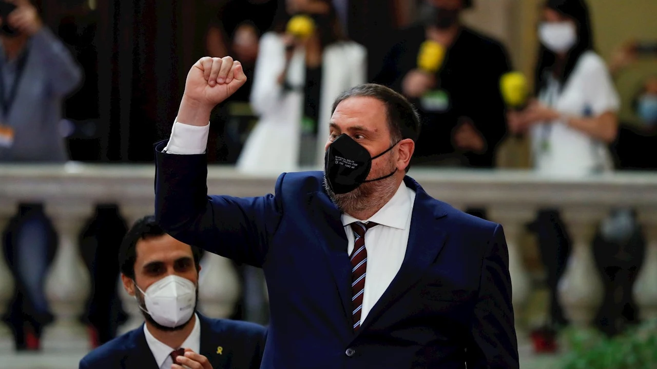 El líder de ERC, Oriol Junqueras, ha regresado este viernes al Parlament para arropar a Pere Aragonès en el día de su investidura como presidente de la Generalitat El líder de ERC, Oriol Junqueras, ha regresado este viernes al Parlament para arropar a Pere Aragonès en el día de su investidura como presidente de la Generalitat