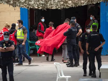 Varios inmigrantes menores en el polígono industrial cercano a la frontera de El Tarajal. Varios inmigrantes menores en el polígono industrial cercano a la frontera de El Tarajal.