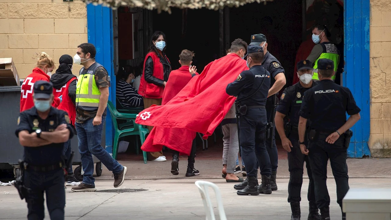 Varios inmigrantes menores en el pol&iacute;gono industrial cercano a la frontera de El Tarajal.