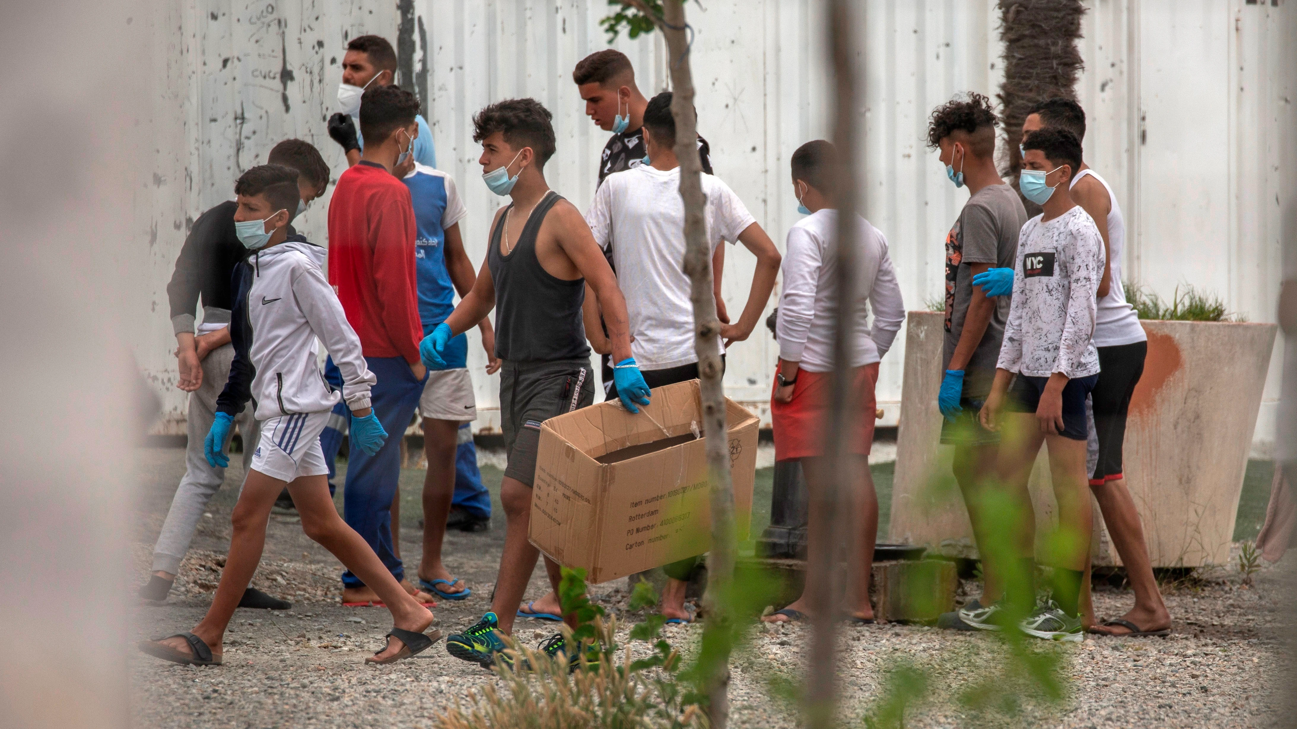 El Gobierno destinará 5 millones de euros a las comunidades que acojan menores migrantes llegados a Ceuta El Gobierno destinará 5 millones de euros a las comunidades que acojan menores migrantes llegados a Ceuta