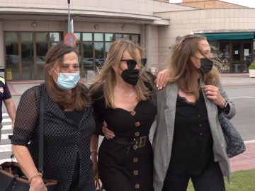 Ana Obregón y sus hermanas saliendo del hospital