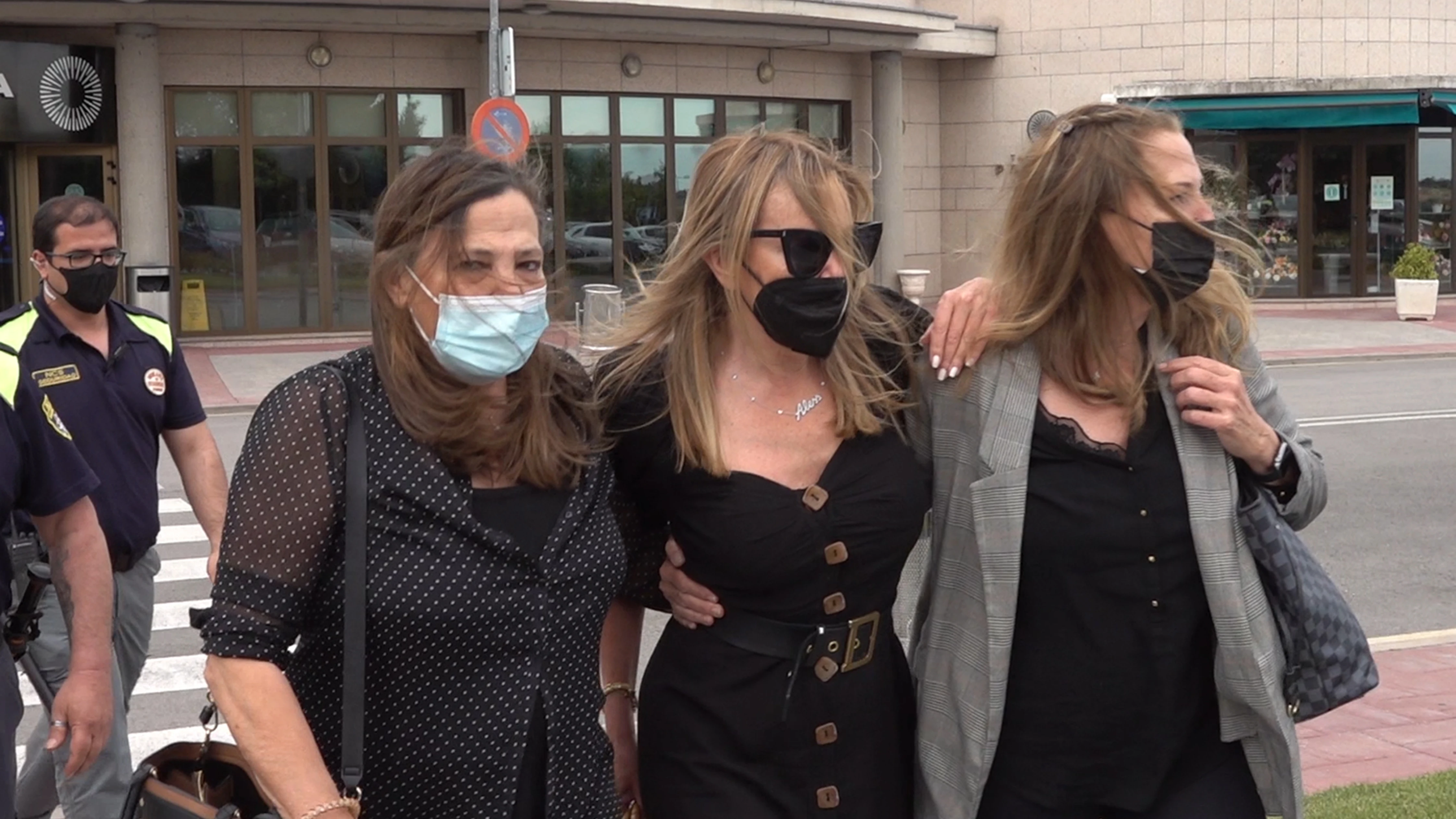 Ana Obregón y sus hermanas saliendo del hospital Ana Obregón y sus hermanas saliendo del hospital
