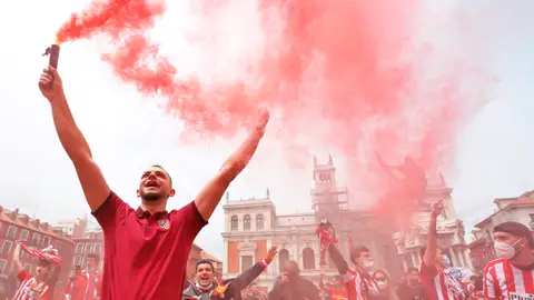Cientos de aficionados del Atlético de Madrid viajan a Valladolid para apoyar a su equipo Cientos de aficionados del Atlético de Madrid viajan a Valladolid para apoyar a su equipo