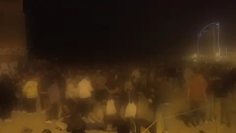 Desalojadas casi 4.000 personas por hacer botellones en distintos puntos de Barcelona Desalojadas casi 4.000 personas por hacer botellones en distintos puntos de Barcelona